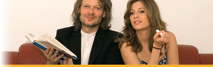 Die Autoren Dr. Michael Schmidt-Salomon und Lea Salomon auf einem Sofa sitzend